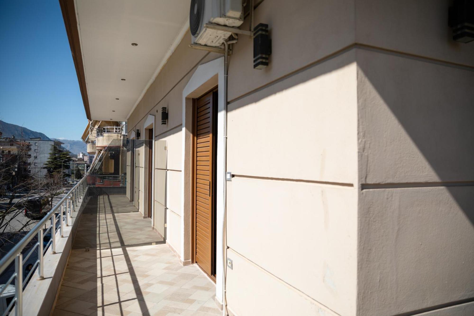 Bora Hotel Gjirokastër Екстериор снимка