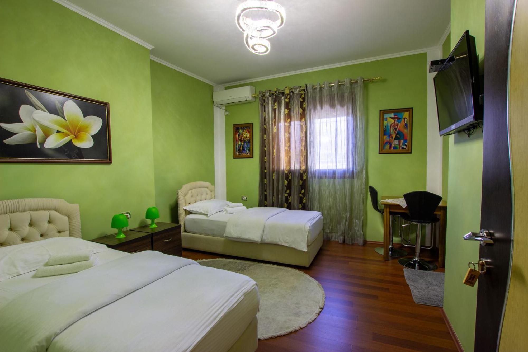 Bora Hotel Gjirokastër Екстериор снимка